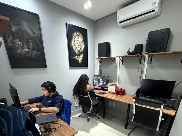 Sala dos advogados, com os quadros da pantera e do leão, e a equipe trabalhando