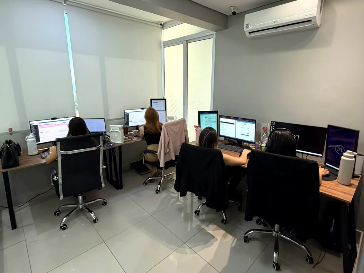 Equipe do escritório Figueiredo & Magalhães trabalhando na sede em Goiânia